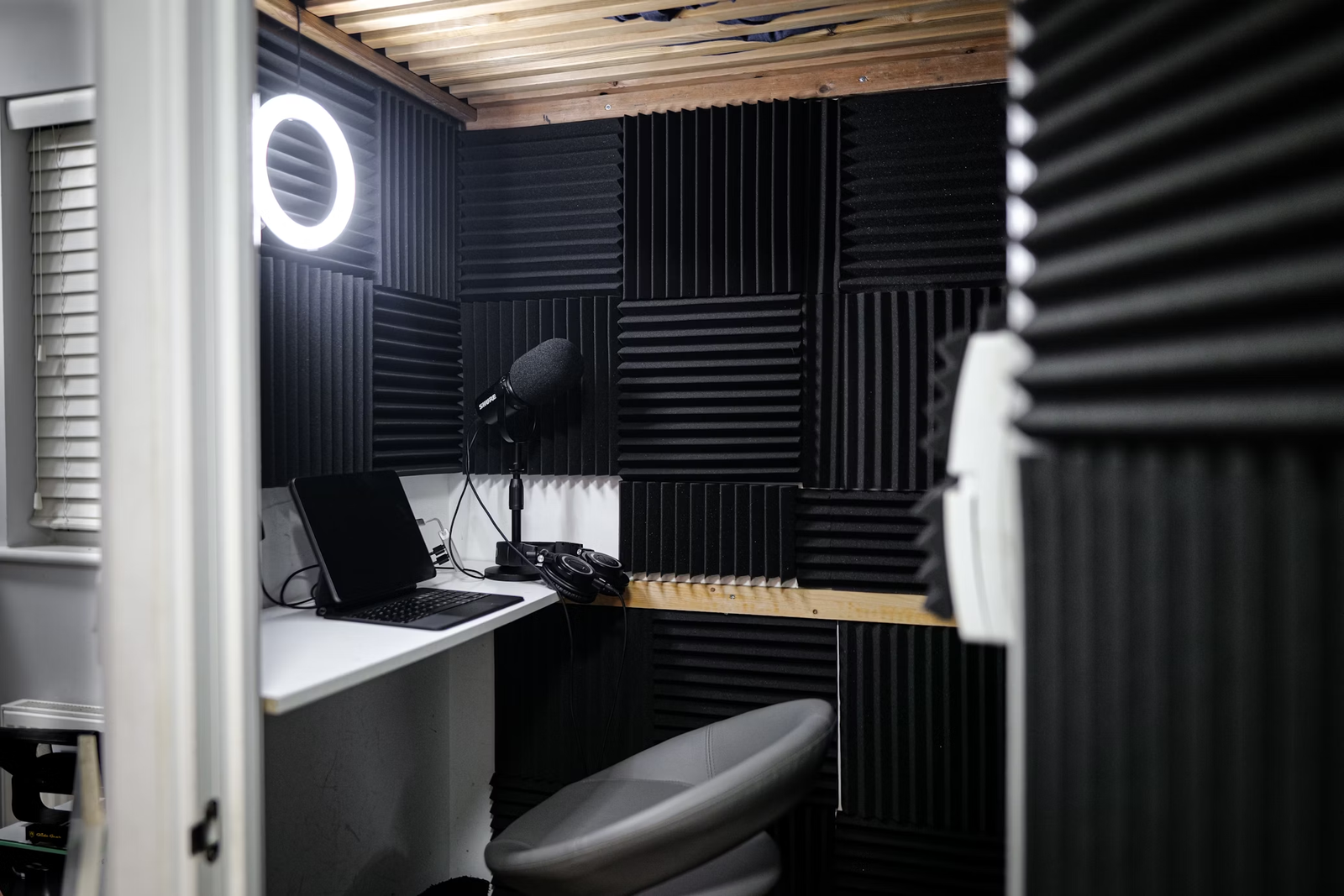 Read more about the article Building a Podcast Studio: Common Mistakes to Avoid