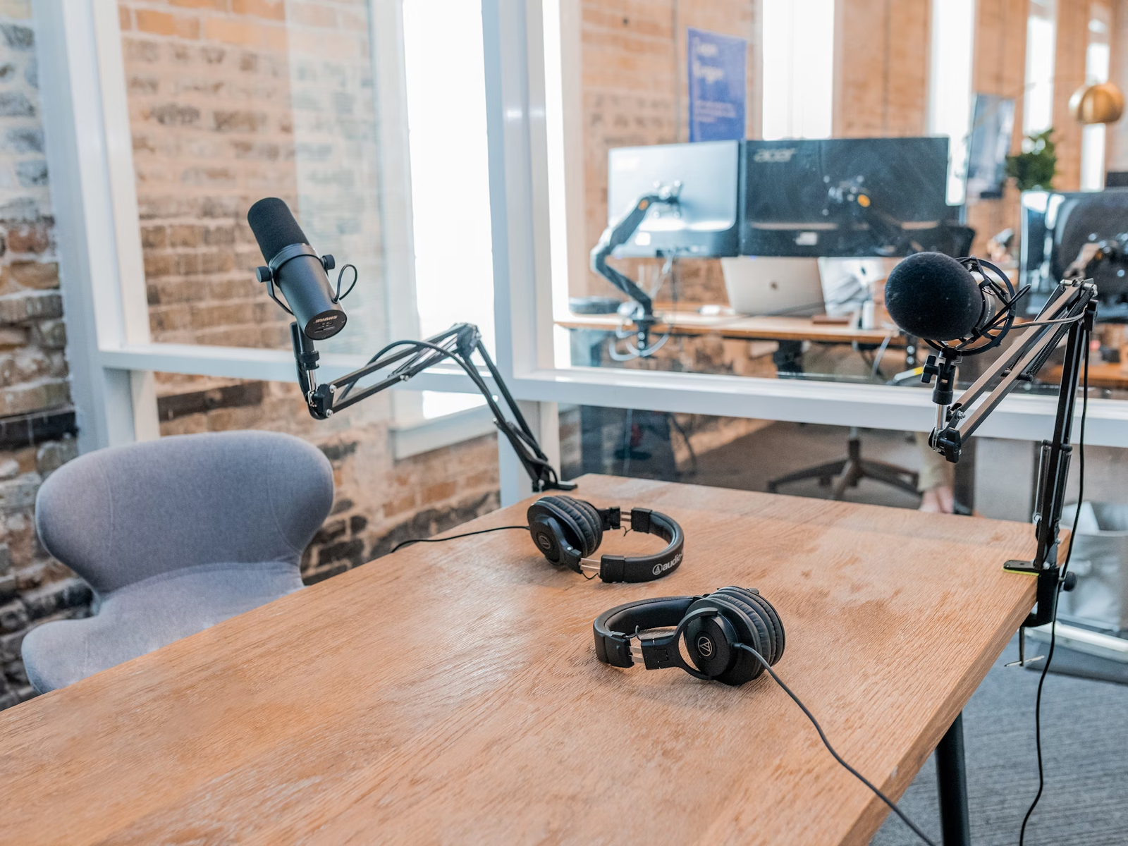 Read more about the article How to Choose the Right Podcast Studio Furniture